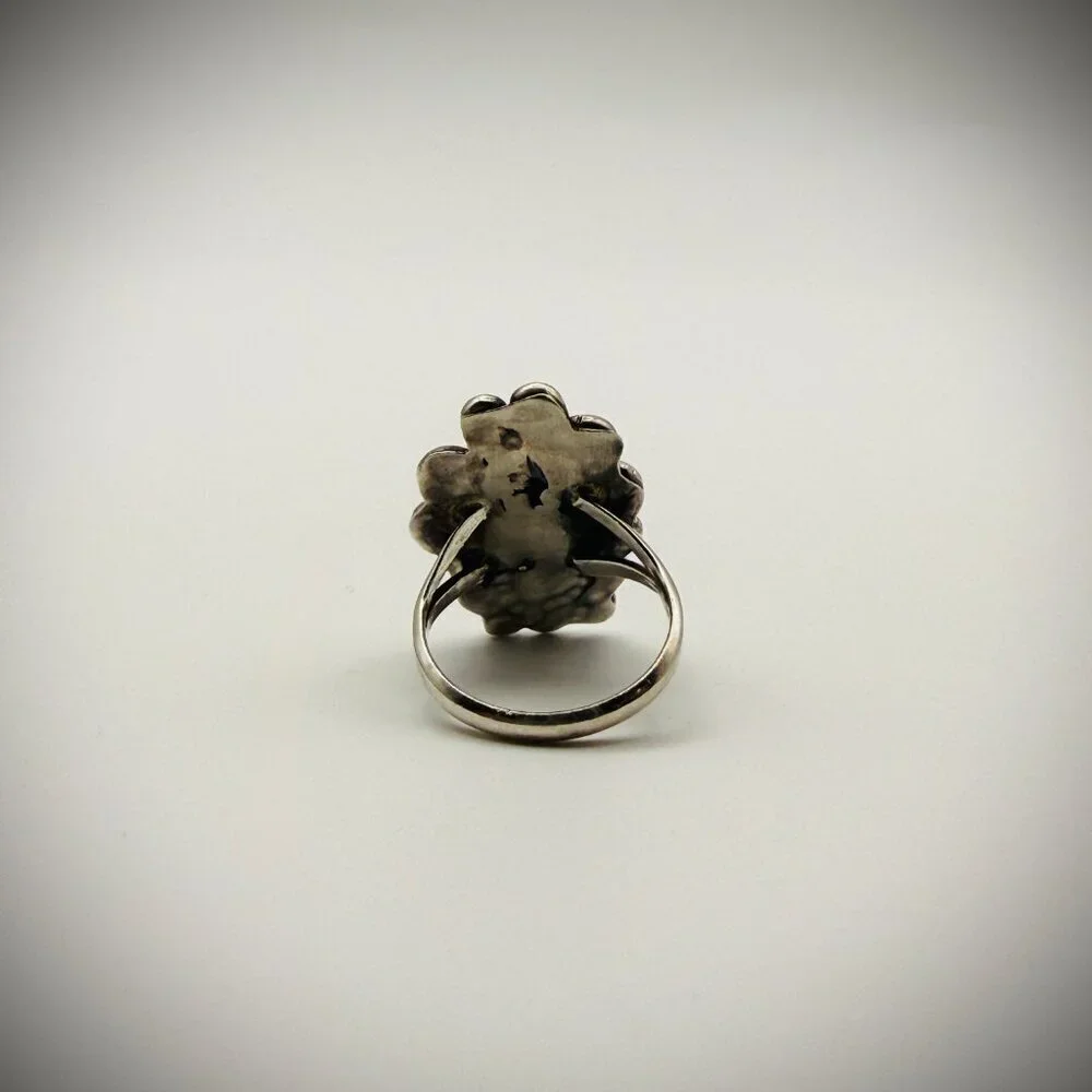 Vintage Carved Turquoise-Style Leaf Ring – Size 7.75 – Unmarked Silver-Tone